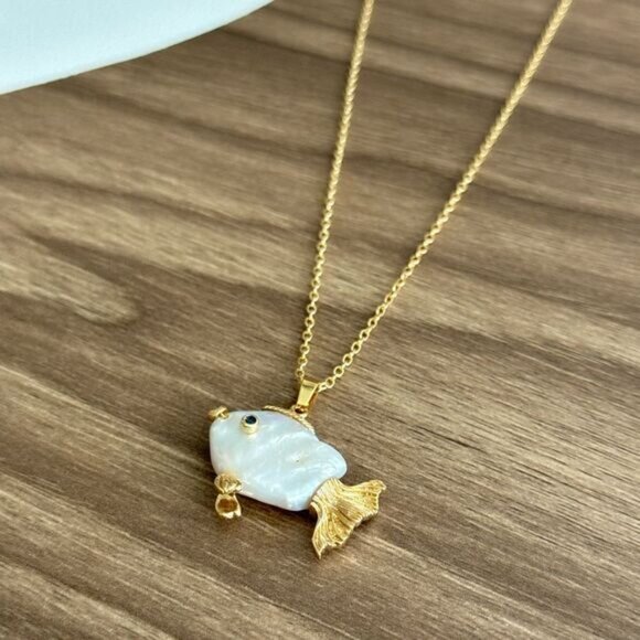 Gold Fish Pendant Necklace Q114 - Picture 3 of 5